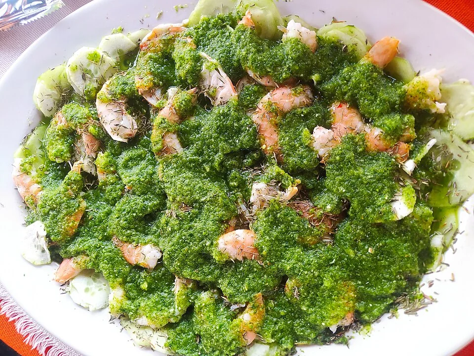 Aguachile verde con camarón cocido: Adaptación del aguachile sinaloense con camarón cocido, limón, serrano, pepino y cebolla morada.