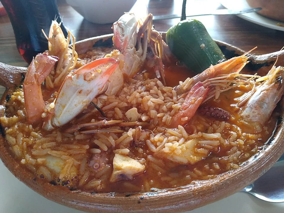 Arroz a la tumbada: Arroz caldoso de jitomate perfumado con epazote y cargado de mariscos y pescado del Sotavento veracruzano.