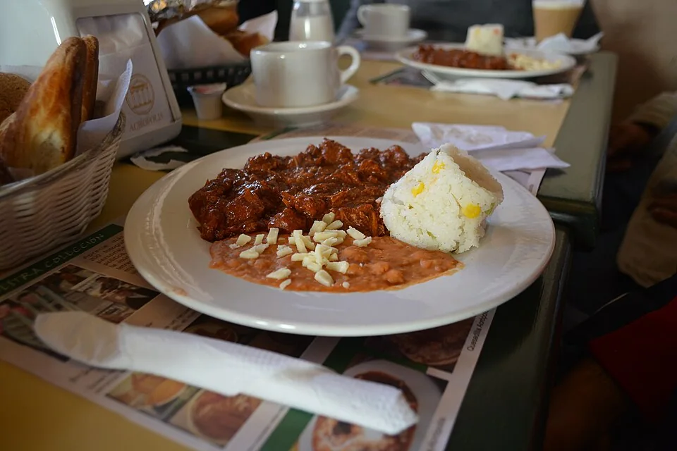 Asado de boda zacatecano: Cerdo en salsa agridulce de chiles secos con chocolate y especias, guiso ceremonial de Zacatecas.