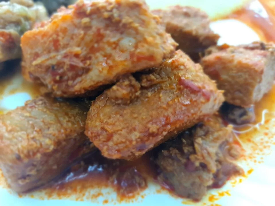 Asado de puerco chihuahuense: Cerdo guisado en salsa de chile colorado con especias, servido en fiestas y comidas familiares.