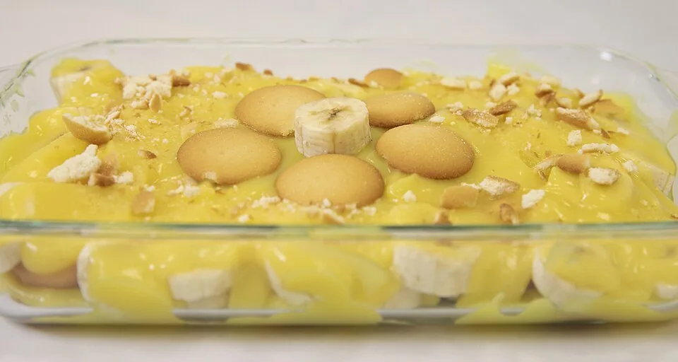 Banana pudding: Postre en capas de natilla de vainilla, plátano y galletas vainilla, coronado con merengue o crema.