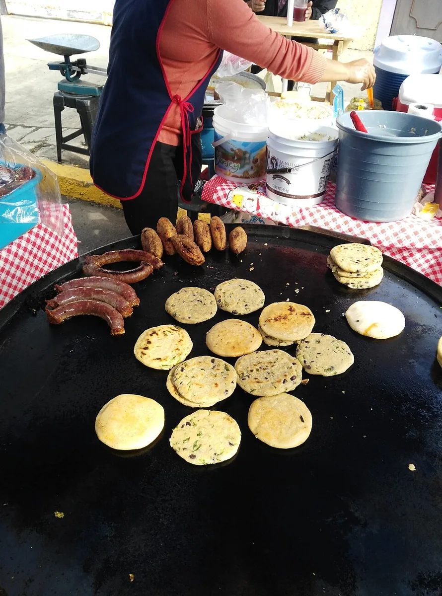 Bocoles huastecos de Xilitla: Gorditas gruesas de masa de maíz con frijol, doradas en comal y rellenas de queso o chicharrón.