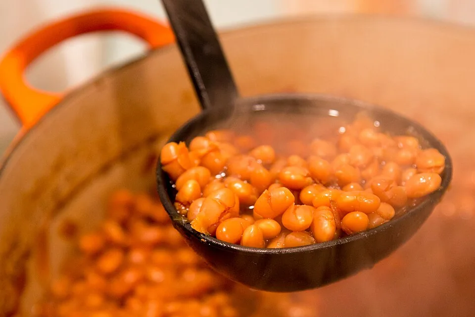 Boston baked beans: Alubias horneadas lentamente con melaza y panceta salada, dulces y espesas, hasta el punto de dar a Boston el apodo de 'Beantown'.