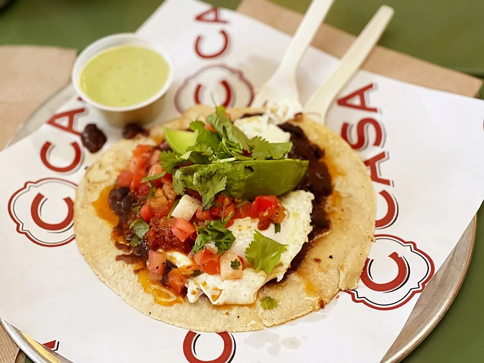 Breakfast tacos: Tacos de tortilla de harina rellenos de huevo con tocino, papa o frijoles, desayuno insignia de Texas.