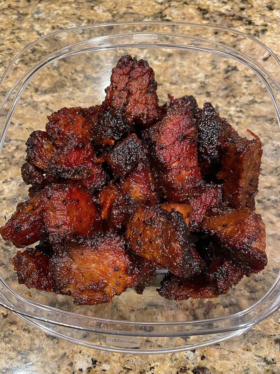Burnt ends de Kansas City: Puntas de pecho de res ahumadas y caramelizadas dos veces, bañadas en salsa barbacoa dulce y espesa.