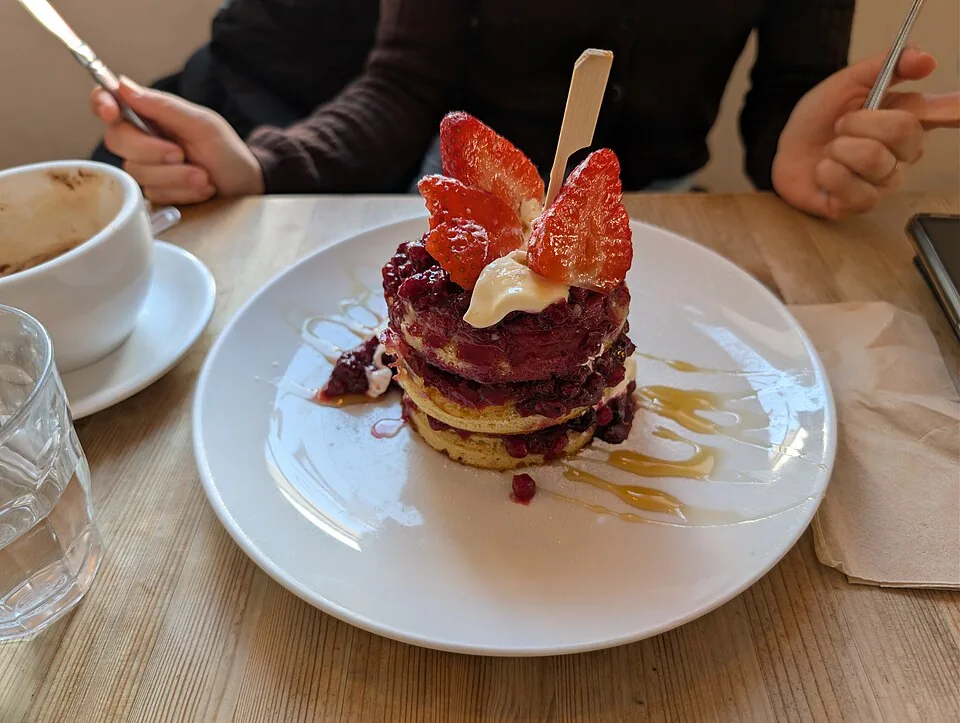 Buttermilk pancakes: Hotcakes esponjosos de suero de leche para el desayuno.