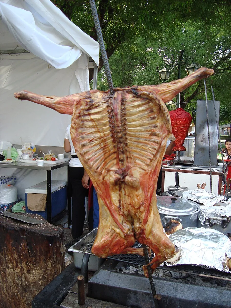 Cabrito al pastor: Cabrito lechal ensartado en varilla y asado lentamente al calor del carbón, ícono de Monterrey.