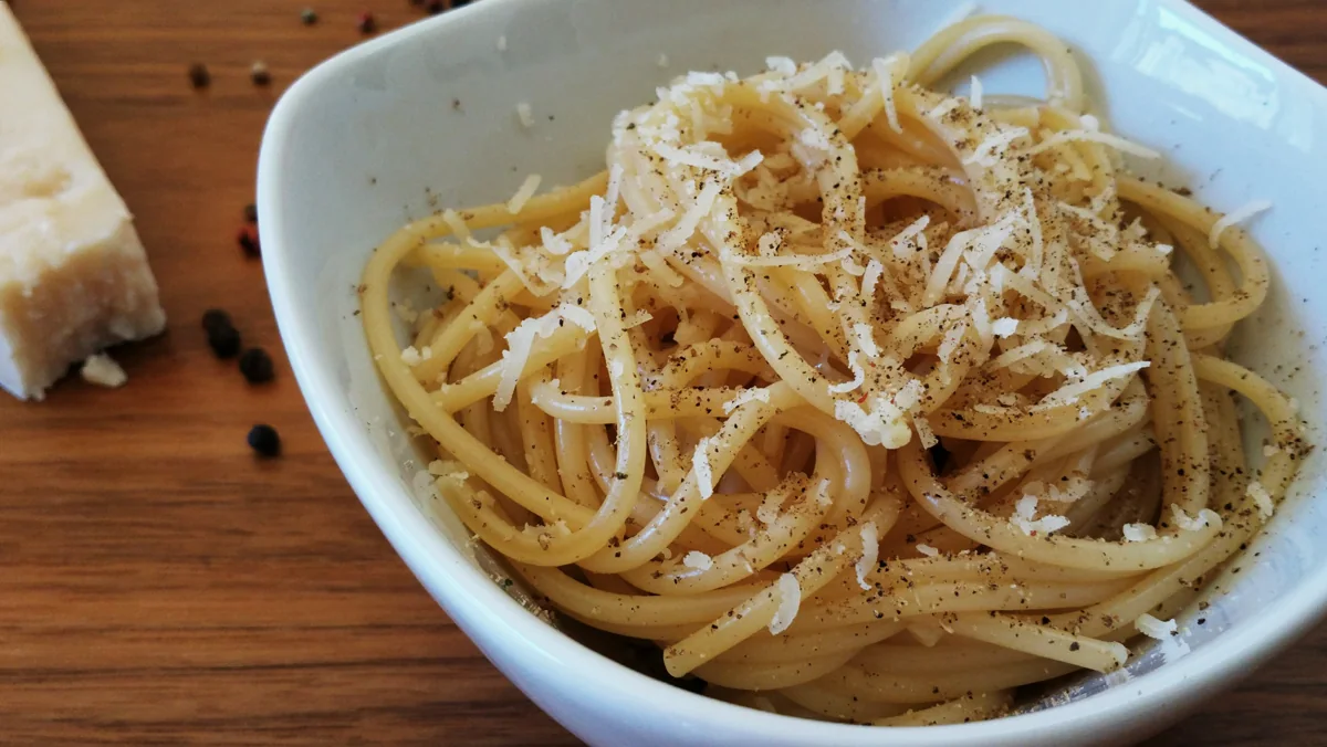 Cacio e pepe: Pasta romana con pecorino y pimienta negra emulsionados.