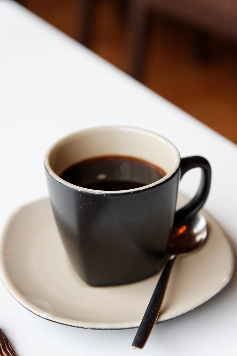 Café de Coatepec: Taza de café de altura cultivado en Coatepec, la capital cafetalera de México, de aroma intenso y acidez equilibrada.