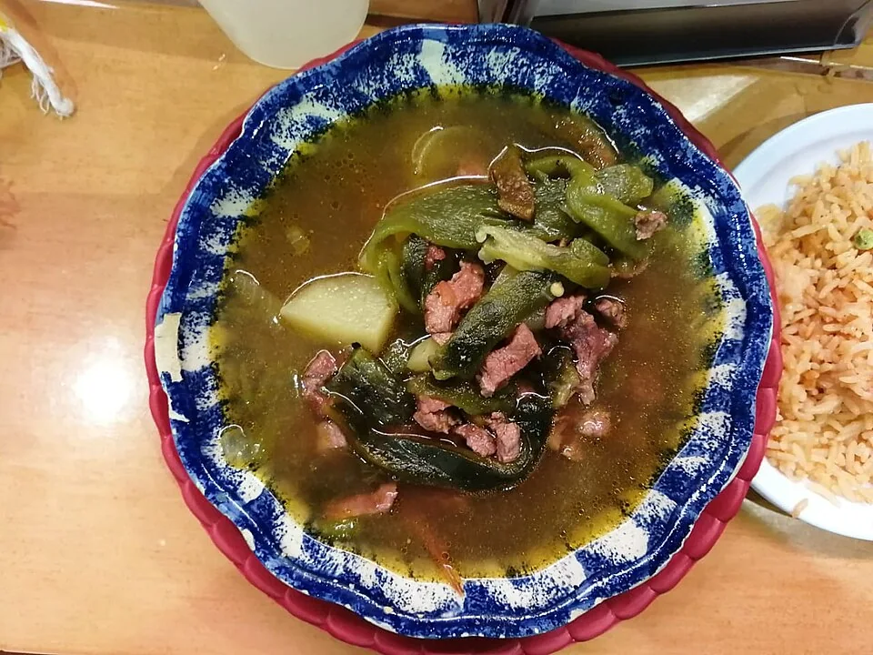 Caldillo duranguense: Guiso caldoso de carne de res con chile verde y jitomate, platillo insignia de Durango.