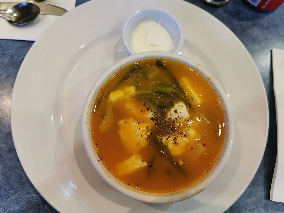 Caldo de queso sonorense: Caldo ligero de papa y chile verde con leche y cubos de queso fresco regional que se funden al servir.