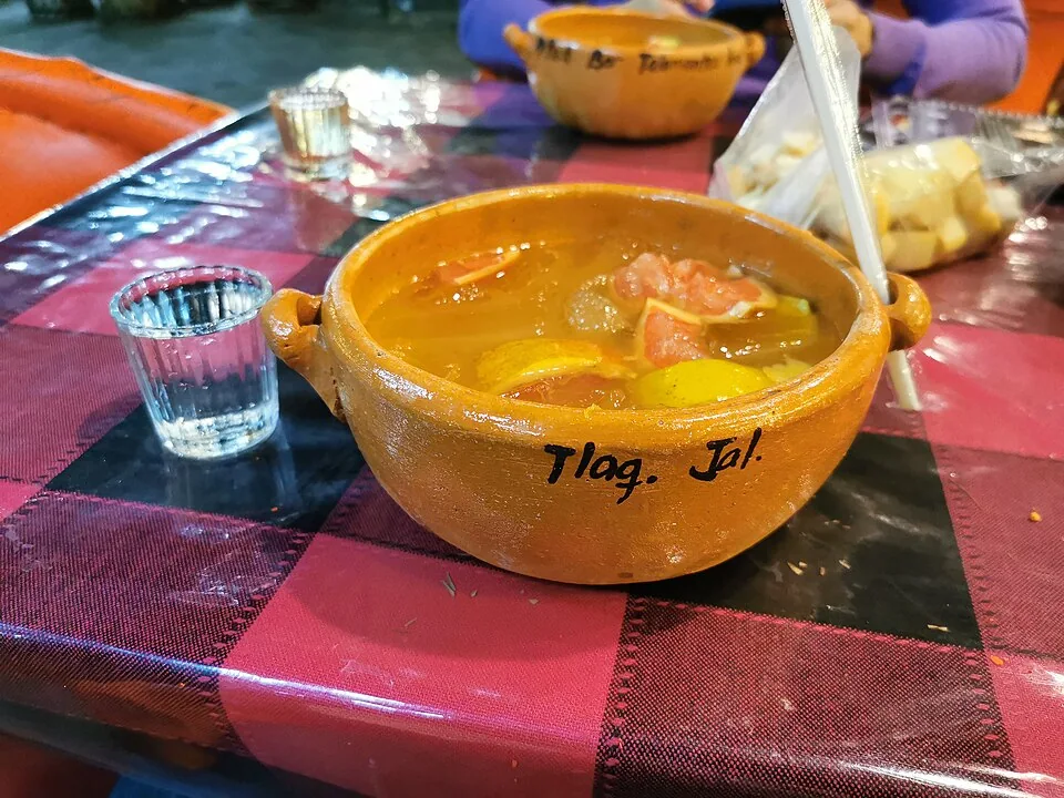 Cantaritos de Tequila: Refrescante coctel de tequila con jugos cítricos y refresco de toronja, servido en jarro de barro.