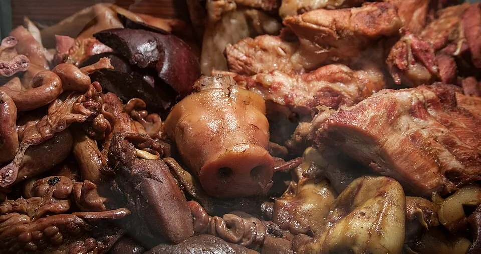 Carnitas michoacanas: Cerdo confitado lentamente en su propia manteca en cazo de cobre hasta quedar suave por dentro y dorado por fuera.