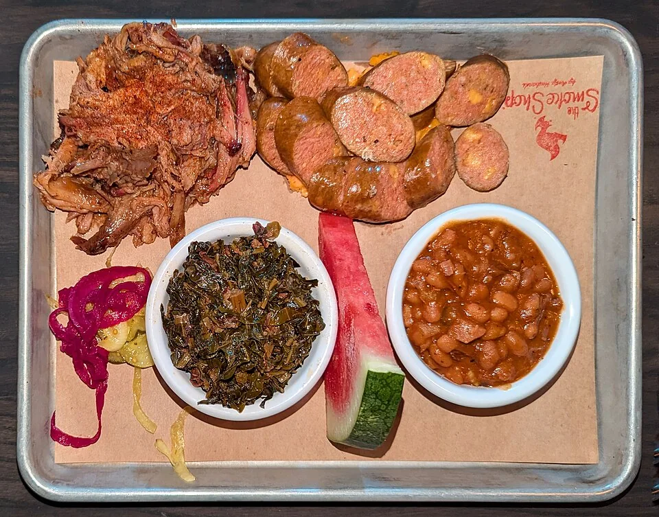 Pulled pork BBQ estilo Carolina del Norte: Cerdo cocido lento y deshebrado, aliñado con salsa avinagrada picante, sello del barbecue de Carolina del Norte.
