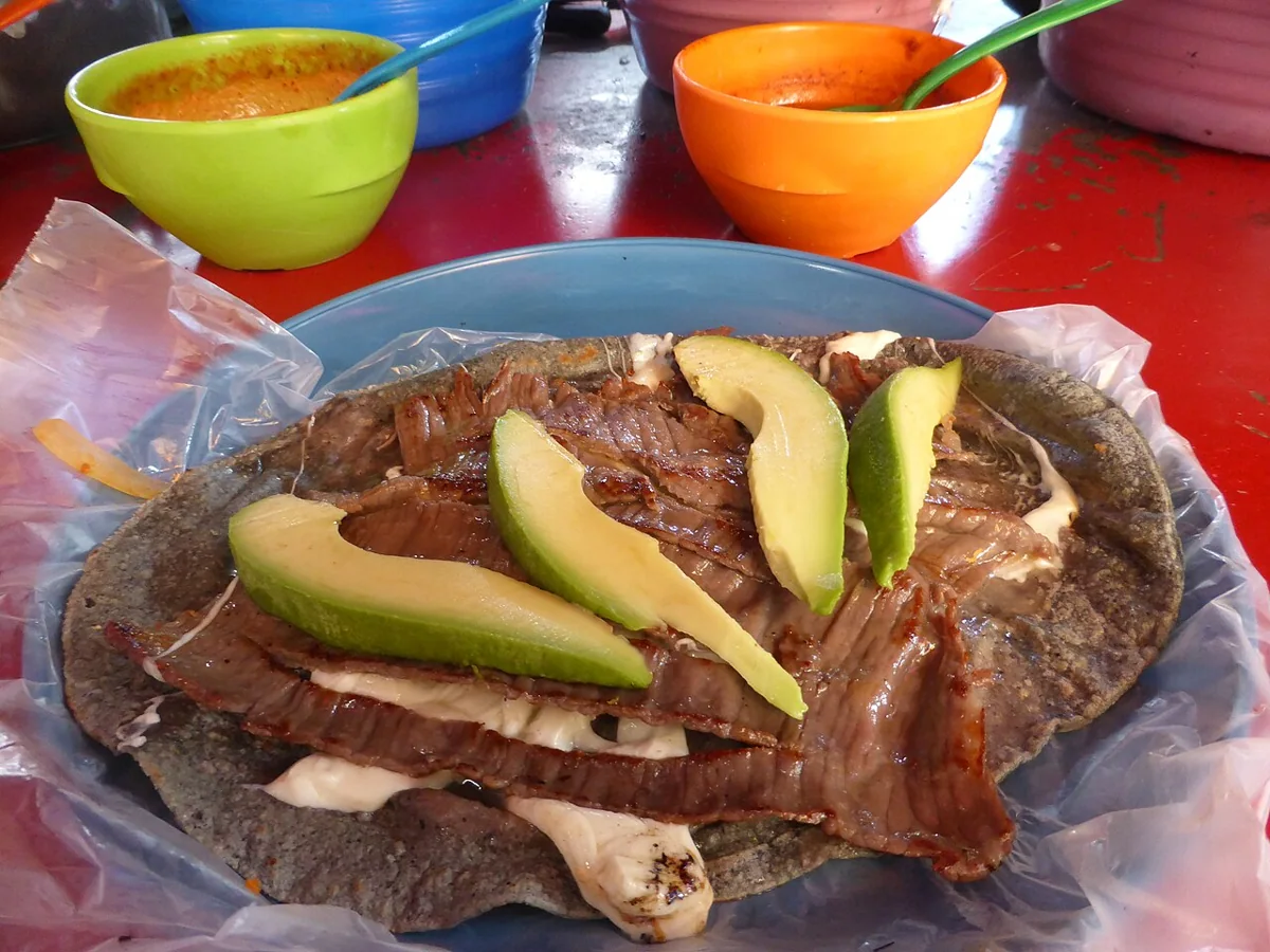 Cecina de Yecapixtla: Lámina delgada de res salada y oreada, asada al carbón y servida con crema, queso y guacamole.