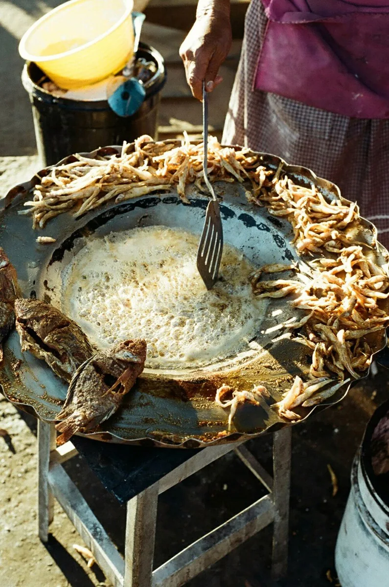 Charales fritos de Pátzcuaro: Pequeños pescaditos del lago dorados hasta quedar crujientes, servidos en cucurucho con limón y salsa.