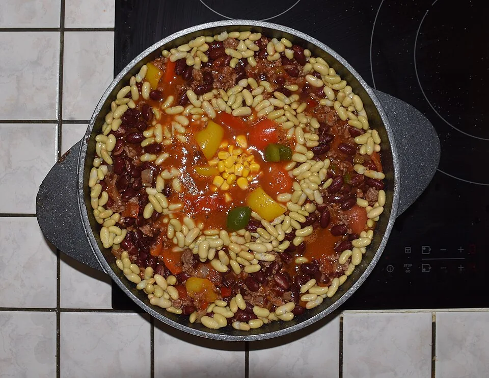 Chili con carne: Guiso espeso de carne de res con chiles secos y comino, sin frijoles en su versión clásica tejana.