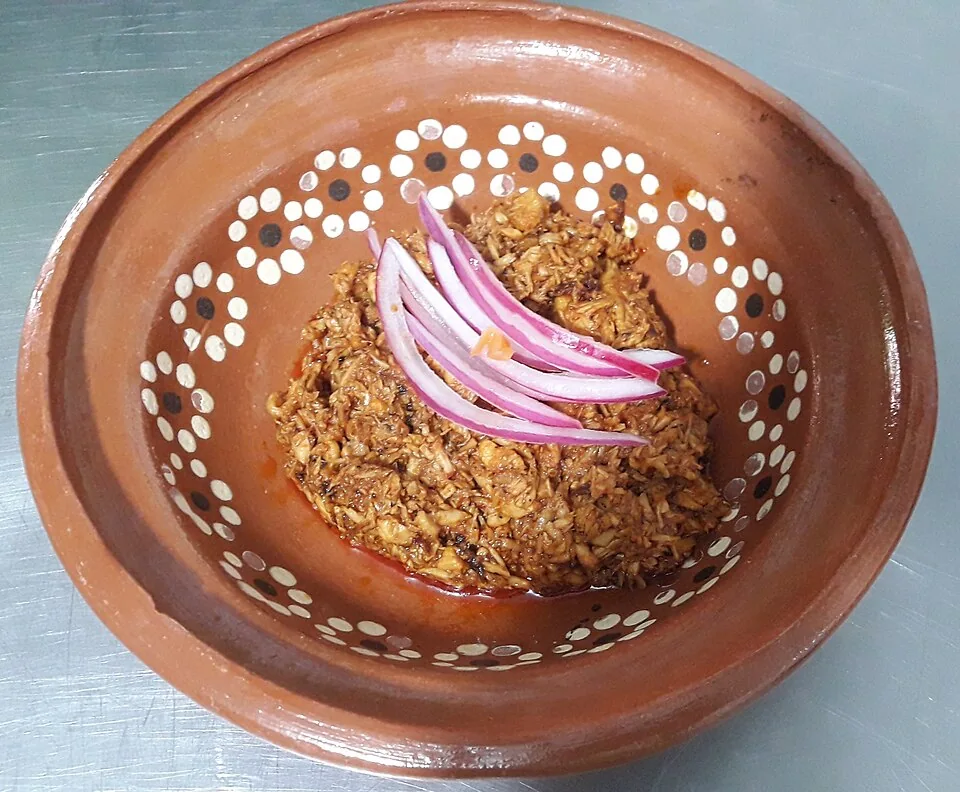 Chilorio: Carne de cerdo deshebrada y frita en un adobo de chiles secos, ajo y especias, típica de Sinaloa.