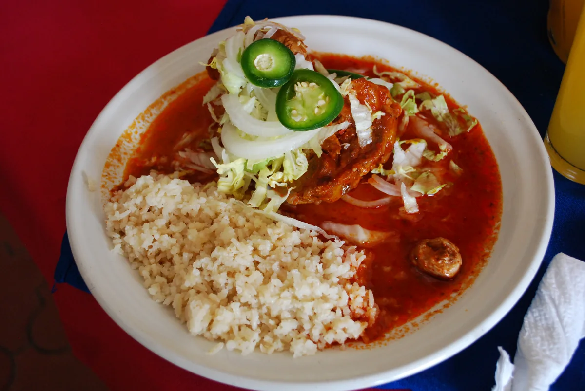 Cochito horneado: Cerdo marinado en adobo de chile ancho, vinagre y especias, horneado hasta quedar muy suave.