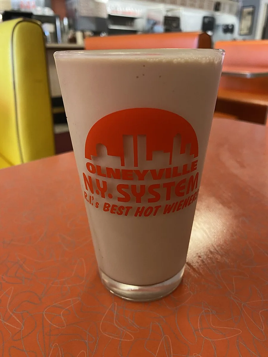 Coffee milk: Bebida de leche fría endulzada con jarabe de café, parecida a la leche con chocolate pero con sabor a café, bebida oficial de Rhode Island.