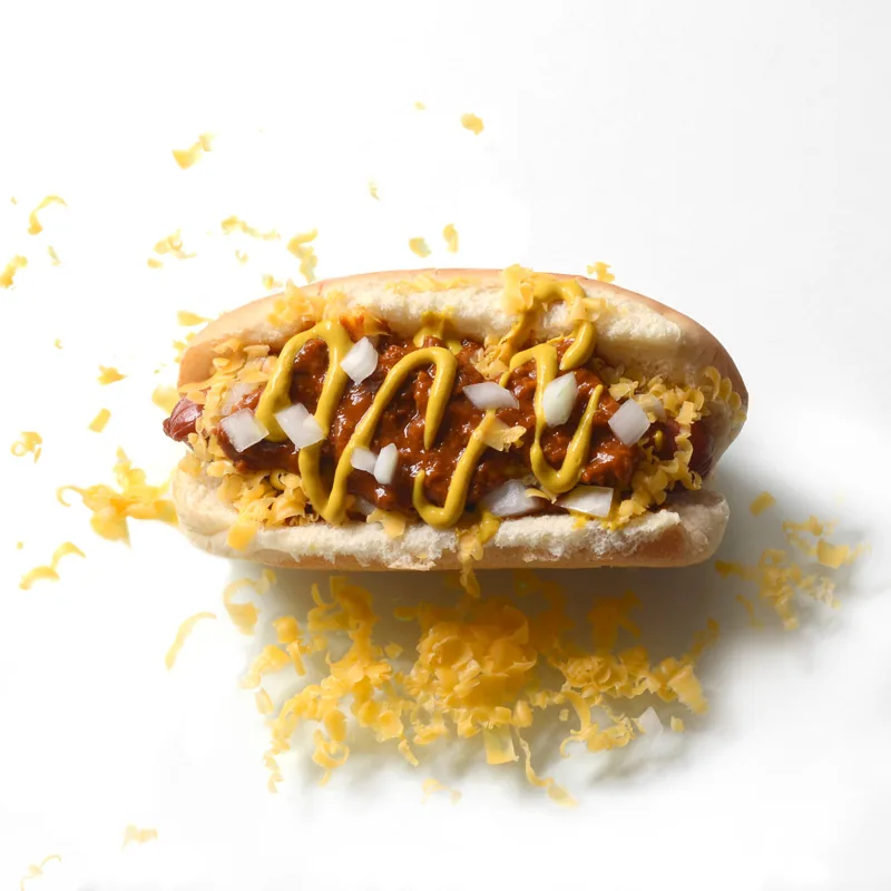 Coney dog de Detroit: Salchicha en pan cubierta con un chili de res sin frijoles, mostaza amarilla y cebolla cruda picada.