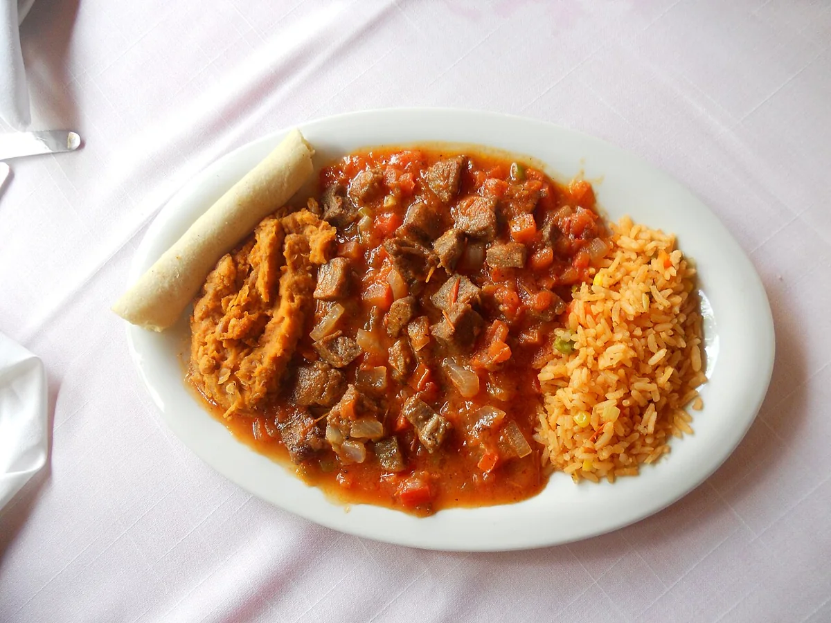 Cortadillo de Cuatro Ciénegas: Carne de res en trozos guisada en un caldillo de jitomate, pimiento y cebolla, plato norteño de Cuatro Ciénegas.