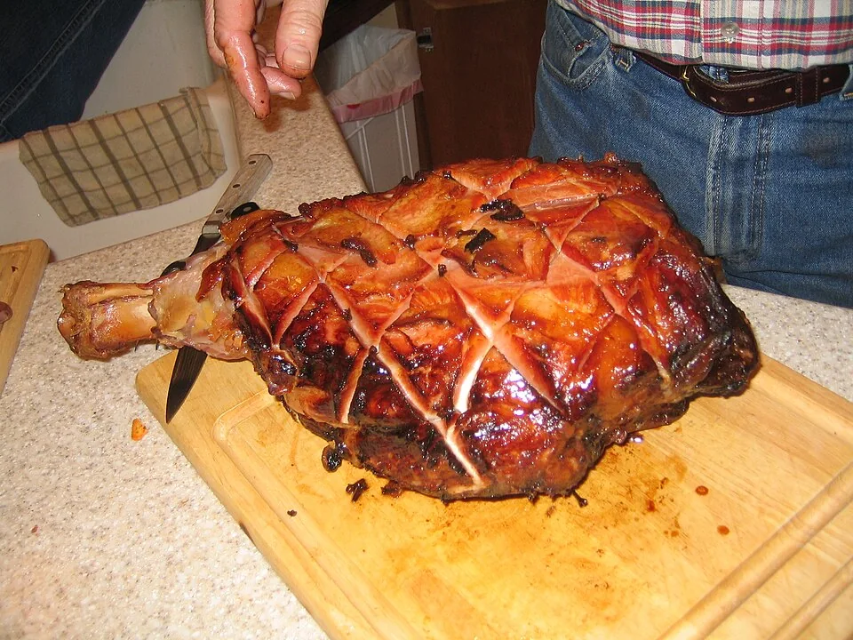Country ham (jamón curado de Virginia): Jamón de cerdo curado con sal y ahumado, en lonchas doradas en la sartén y servidas con salsa red-eye.