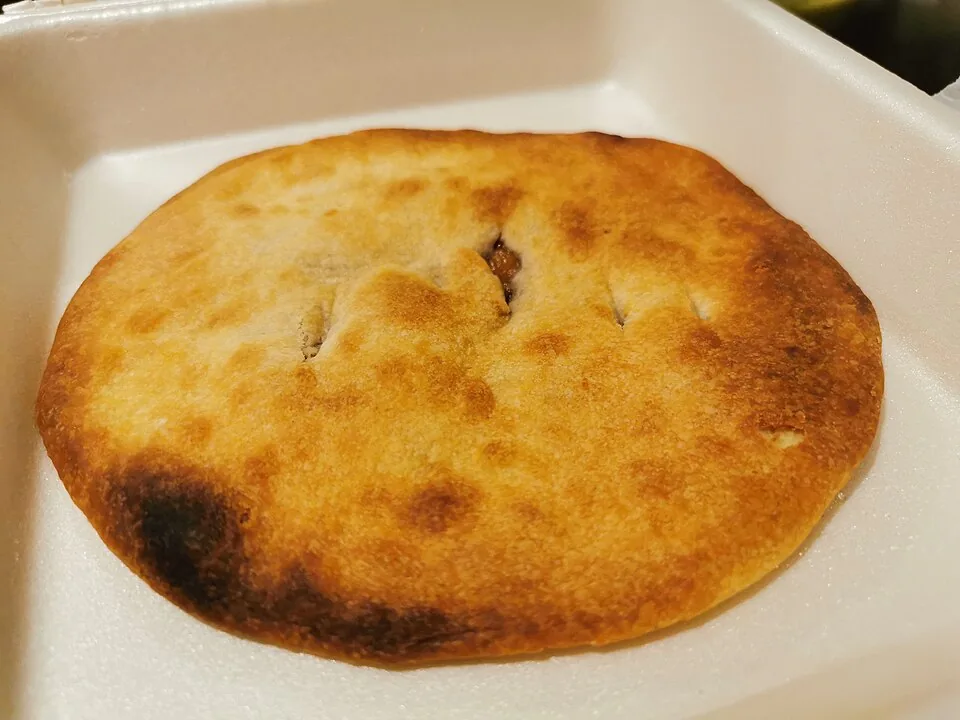 Coyotas de Villa de Seris: Empanadas planas de harina rellenas de piloncillo, doradas al horno, típicas de Hermosillo.