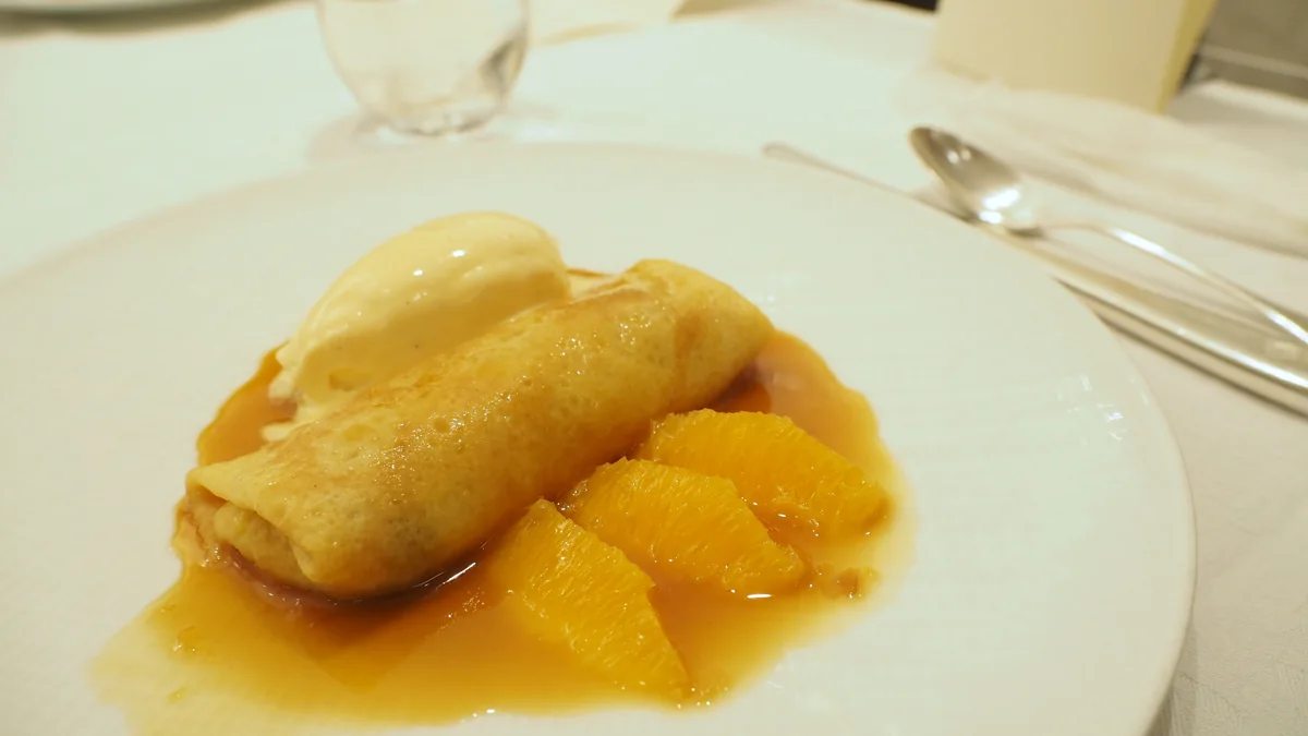 Crêpes Suzette: Crêpes finas con salsa de mantequilla y naranja; el licor es opcional y no hace falta flambear.