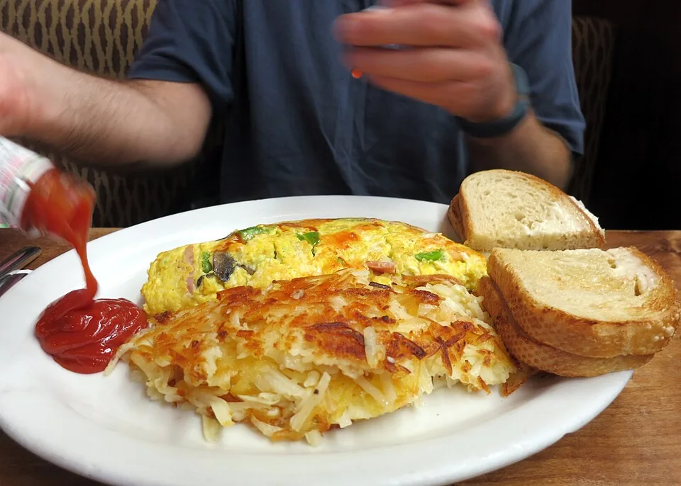 Denver omelette: Omelet relleno de jamón, pimiento, cebolla y queso, un desayuno clásico estadounidense nacido en el oeste.