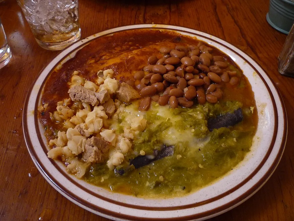 Enchiladas neomexicanas apiladas: Enchiladas al estilo de Nuevo México servidas apiladas en capas planas, bañadas en salsa de chile rojo y coronadas con un huevo frito.