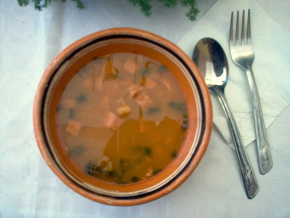 Frijoles charros: Frijoles caldosos con tocino, chorizo, salchicha y chile, guarnición clásica de las carnes asadas norteñas.