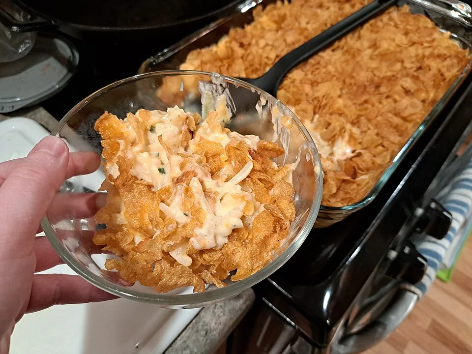 Funeral potatoes: Gratinado cremoso de papa rallada con queso, crema y una cubierta crujiente de hojuelas de maíz, clásico de Utah.