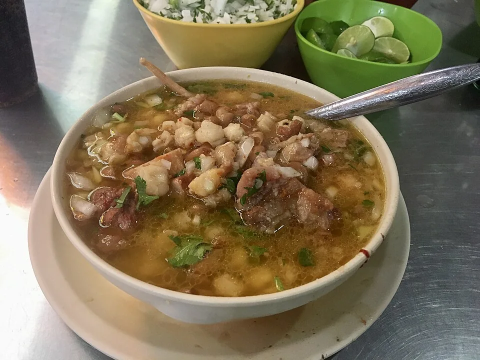 Gallina pinta: Caldo sonorense de frijol pinto, maíz de nixtamal y costilla de res, sin nada de gallina pese a su nombre.