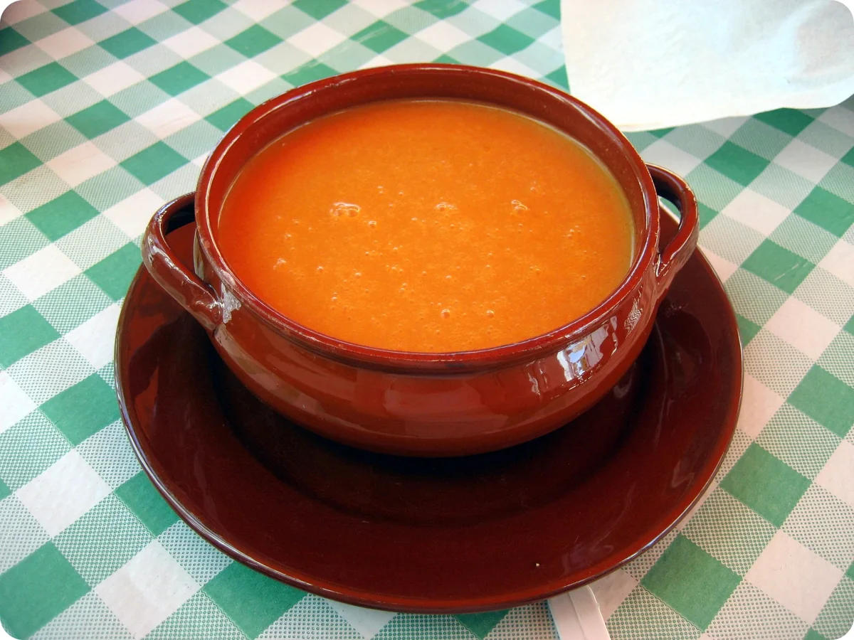 Gazpacho andaluz: Sopa fría de tomate, pepino y pimiento, emulsionada con aceite de oliva y vinagre de Jerez.
