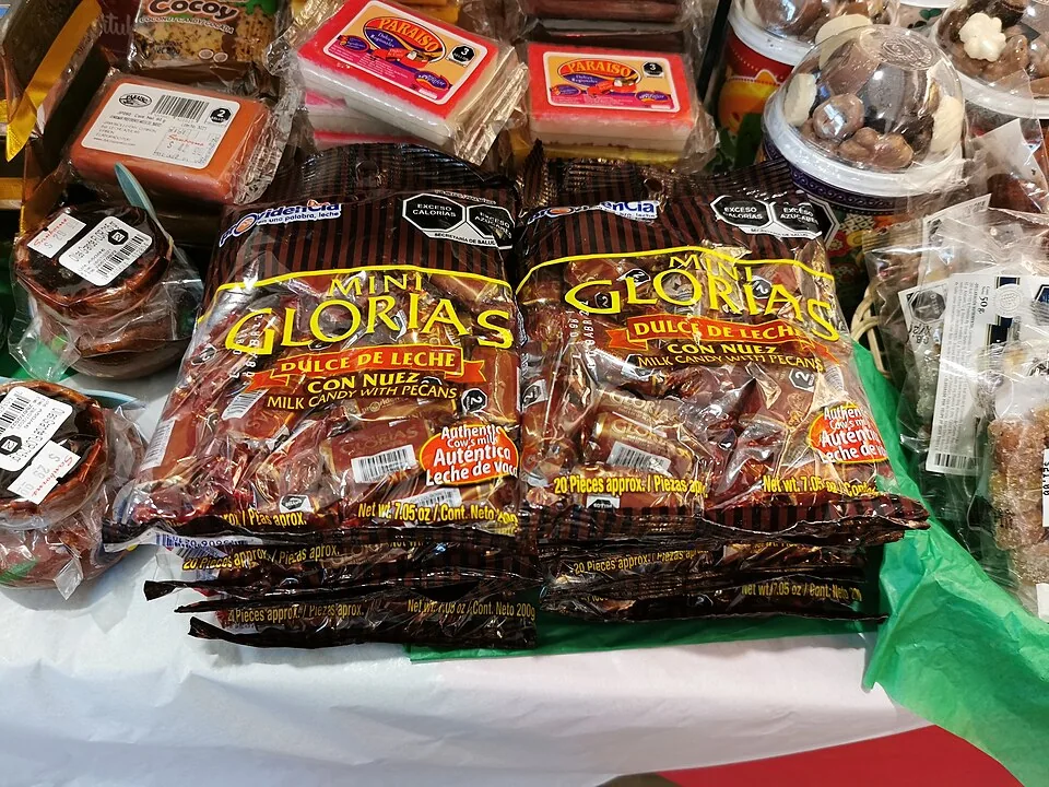 Glorias de Linares: Dulce de leche quemada de cabra con nuez, envuelto en su clásico celofán rojo, orgullo de Linares.