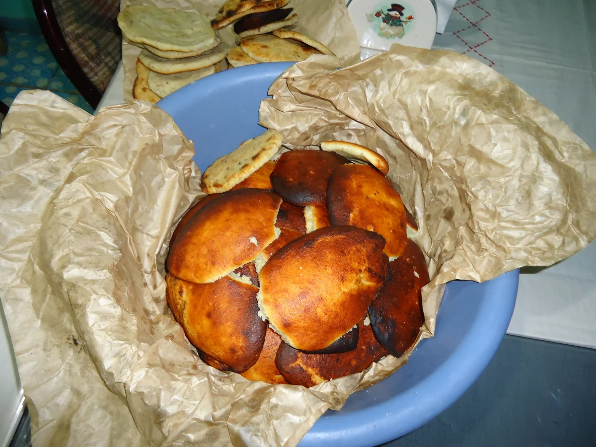 Gorditas de horno de Real de Catorce: Gorditas de masa horneadas en horno de leña, rellenas de guisados como chicharrón o papa con chorizo.
