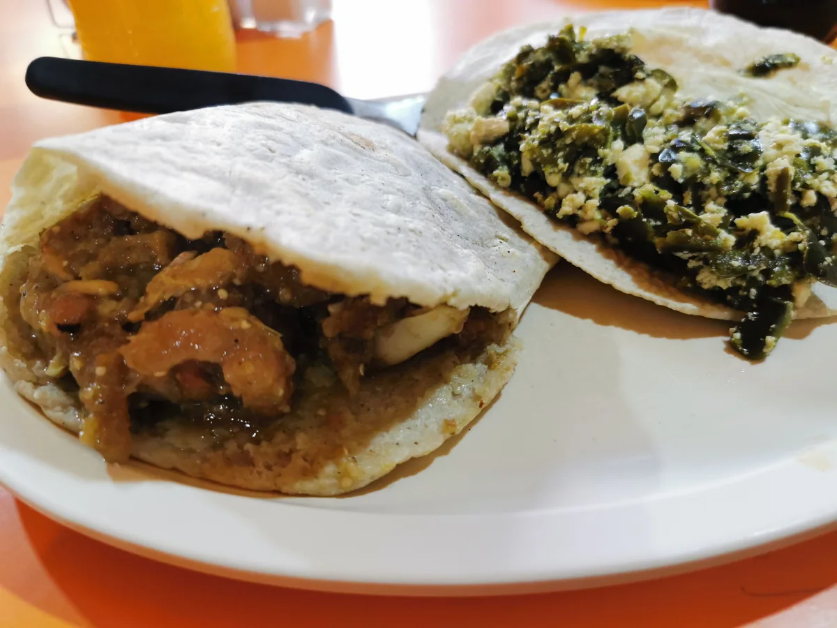 Gorditas de migajas de Bernal: Gorditas de maíz martajado a mano rellenas de migajas de chicharrón y bañadas en salsa roja.