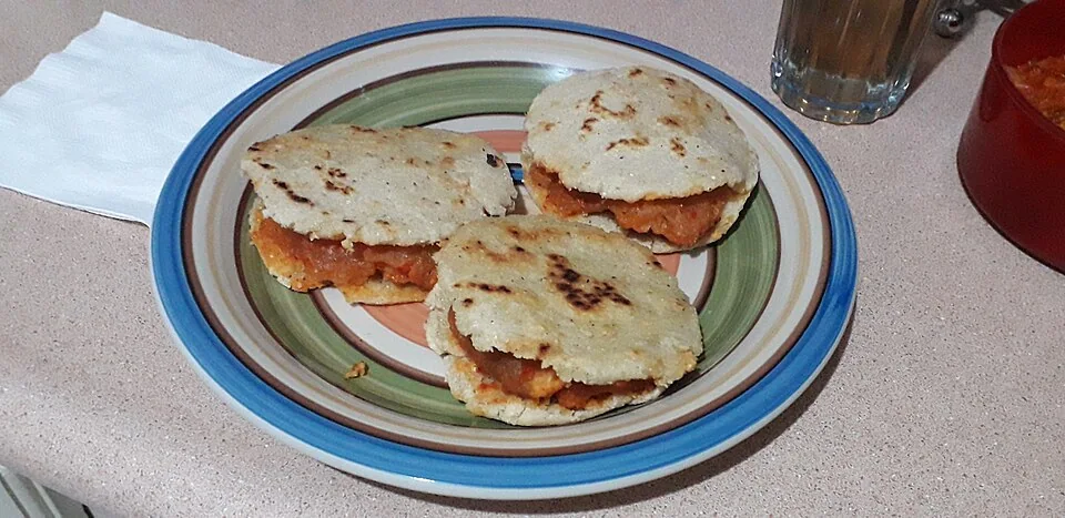 Gorditas de maíz quebrado: Gorditas gruesas de maíz martajado, rellenas de guisos y bañadas en salsa roja.