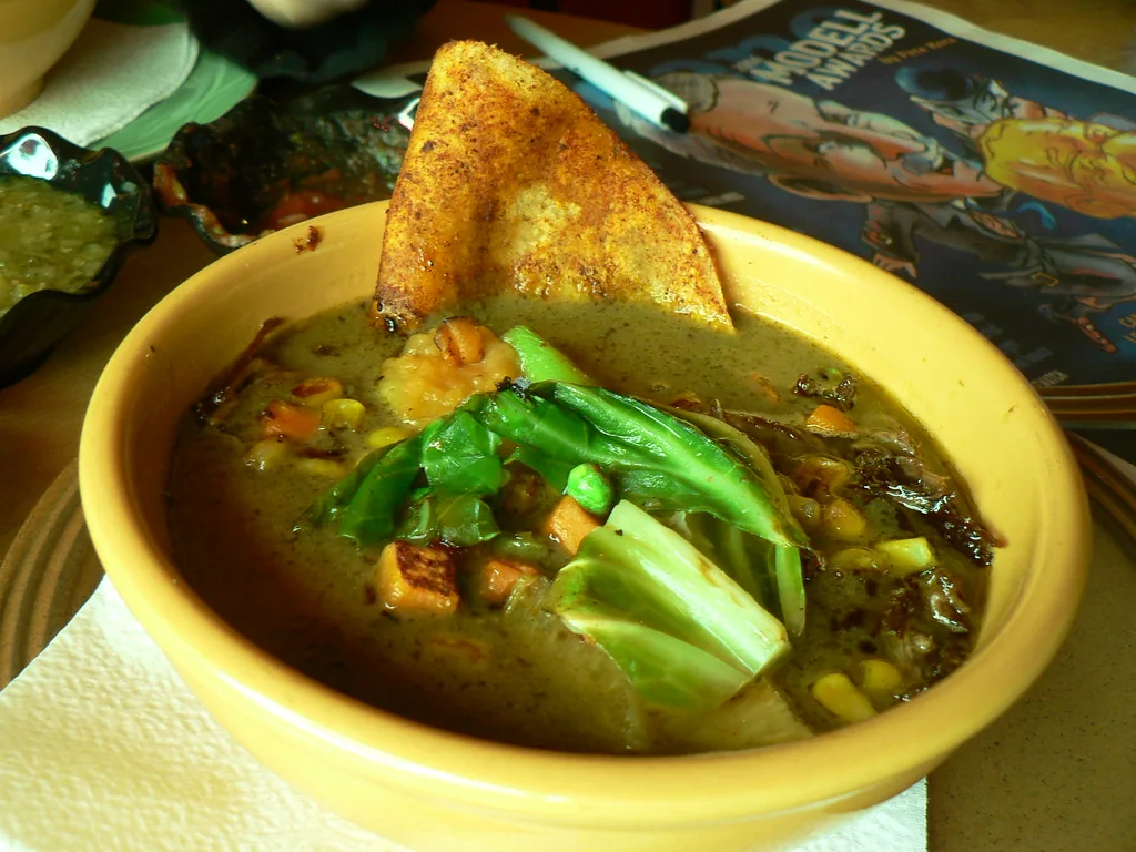 Green chile stew: Guiso reconfortante de cerdo o res con papa y abundante chile verde de Nuevo México asado, símbolo de la cocina neomexicana.