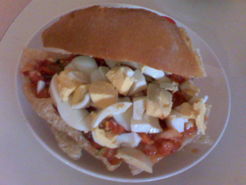 Guacamayas: Bolillo crujiente relleno de chicharrón de cerdo, pico de gallo y una salsa de chile de árbol muy picante.
