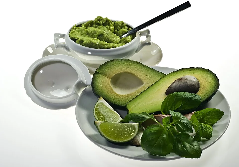 Guacamole: Aguacate machacado con cebolla, chile, cilantro y limón.