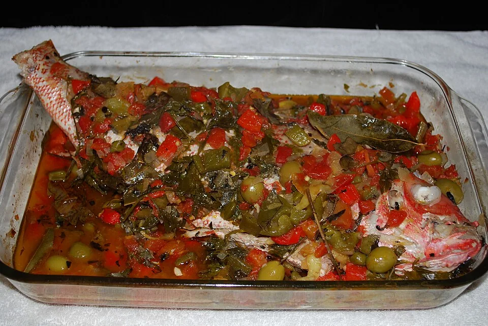 Huachinango a la veracruzana: Filete o pescado entero en salsa de jitomate con aceitunas, alcaparras y chiles güeros.