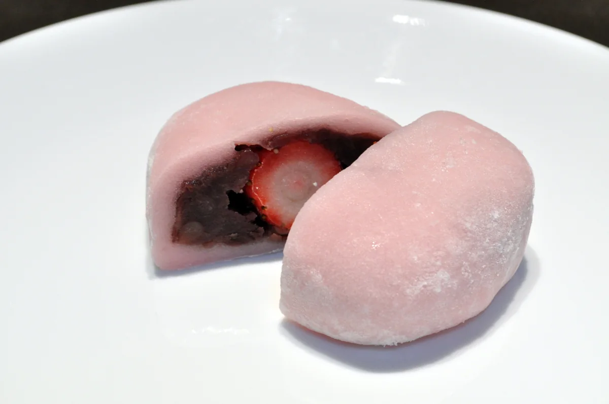 Mochi de fresa (daifuku): Masa de arroz glutinoso rellena de anko y fresa.