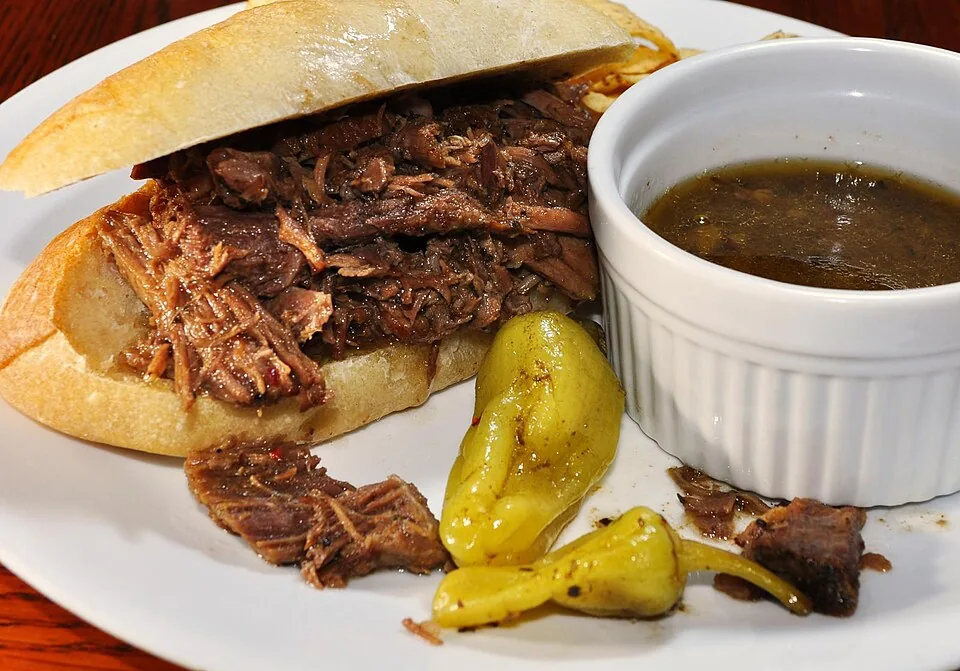 Italian beef de Chicago: Sándwich de res rostizada en rebanadas finas, empapada en su jugo especiado y coronada con giardiniera o pimientos dulces.