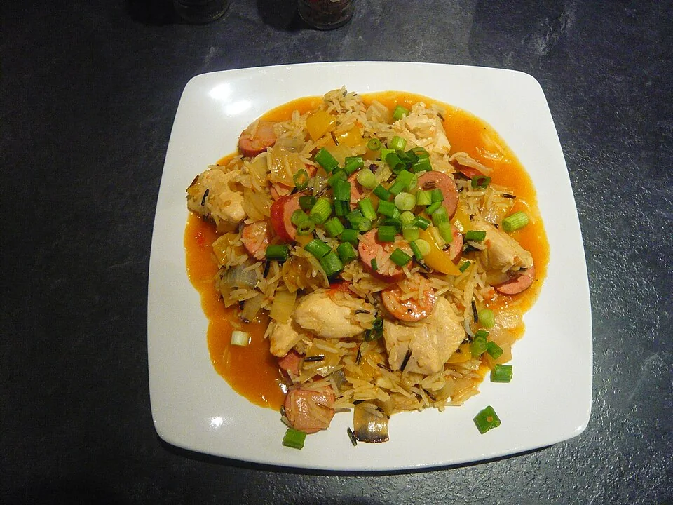 Jambalaya: Arroz criollo cocido con pollo, salchicha y camarón.