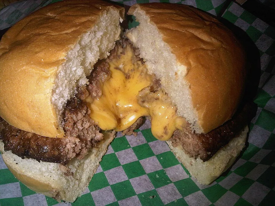 Juicy Lucy: Hamburguesa con el queso sellado dentro de la carne, que al morderla libera un centro de queso fundido y caliente.