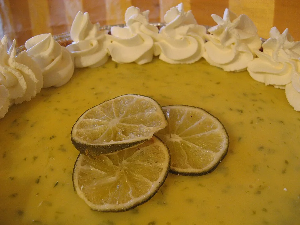 Key lime pie: Tarta de relleno cremoso y ácido de lima de los Cayos con leche condensada, sobre base de galleta.
