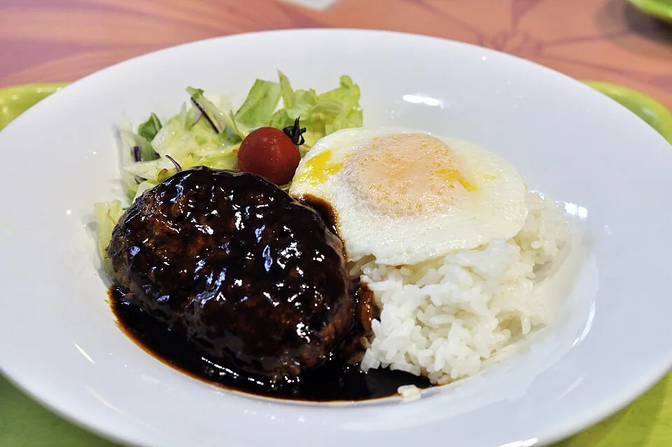 Loco moco: Plato de arroz blanco con hamburguesa, huevo frito y salsa gravy, comida reconfortante creada en Hilo, Hawái.