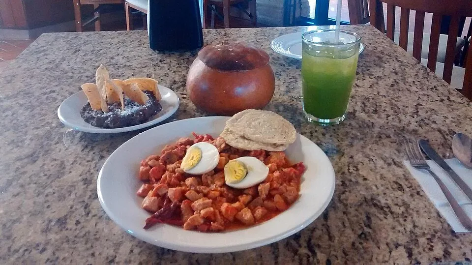 Lomitos de Valladolid: Trozos de lomo de cerdo guisados en una salsa espesa de jitomate con chile habanero, servidos con huevo cocido e ibes.